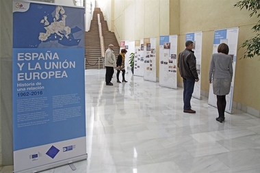 Una exposición conmemora en la Diputación de Badajoz el aniversario de la adhesión de España a la Comunidad Europea