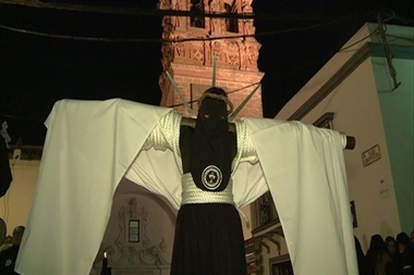 El silencio y la sobriedad marcan la penitencia de los 'empalaos' por las calles de Jerez de los Caballeros
