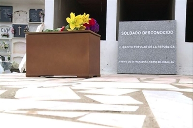 Entierran los restos de un soldado republicano hallados durante una excavación arqueológica en Campillo de Llerena