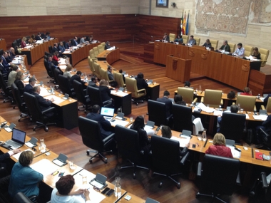 PSOE, PP, Podemos y Ciudadanos defienden la introducción de protocolos de lucha contra el ciberacoso en Extremadura