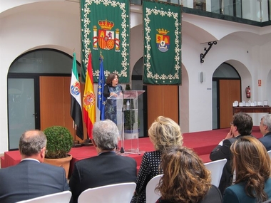 Saénz de Santamaría hace entrega en Badajoz de condecoraciones a una docena de policías nacionales y guardia civiles