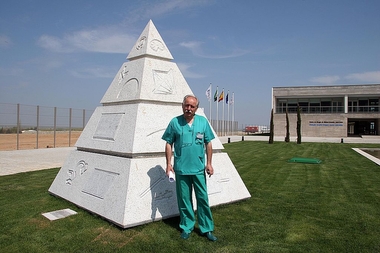 La Casa Cultural Extremeña de Jerez de la Frontera entregará el XV Premio 'Caballo-Encina' al doctor Jesús Usón