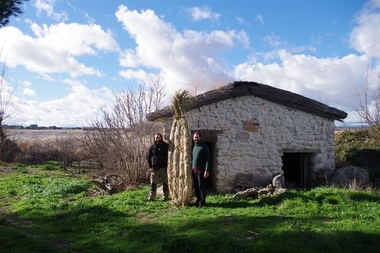 Dos hombres recorrerán desde el sábado los 818 kilómetros del río Guadiana en una barca de enea hecha por ellos mismos
