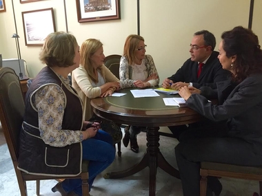 Nevado se entrevista con los miembros de la  Asociación de Familias Adoptantes de  Extremadura