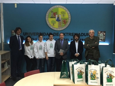 Alumnos de la Universidad de Extremadura se marcan como objetivo reciclar más de 7.400 kilos de envases de vidrio
