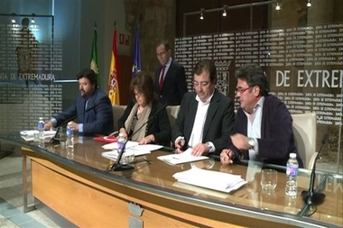 Junta, sindicatos y patronal acuerdan un plan de impulso económico extremeño 'a corto plazo' y otro de empleo verde