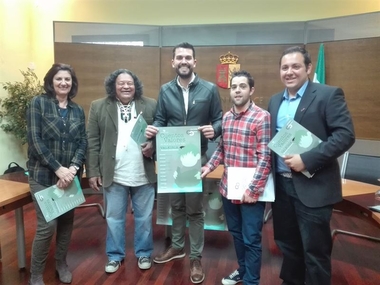 La compañía Valkiria ofrece en diez municipios cacereños cuentos de todos los continentes para 'educar en valores'