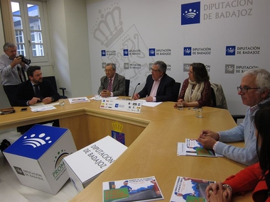 La Diputación de Badajoz incorporará cinco desfibriladores en edificios de la capital pacense