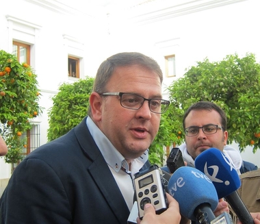El alcalde de Mérida cree que la reducción de los festivos de apertura no afectará a los comercios de la ciudad