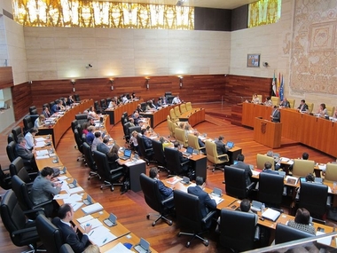 La Asamblea de Extremadura tratará este jueves la apertura de festivos comerciales y el currículum educativo