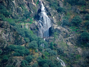 El Valle del Jerte ofrece durante el puente de mayo rutas temáticas, recreaciones nocturnas y vuelos en globo
