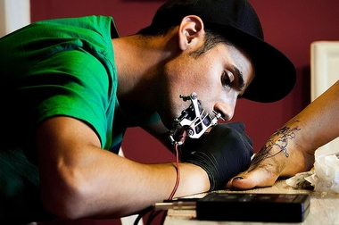 El Corte Inglés de Badajoz acoge un taller de tatuajes a cargo de 'Seres'