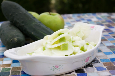 Pollo dorado bikini, con pepino en ensalada con manzana y yogur