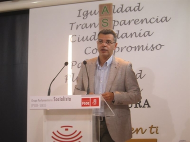 El PSOE destaca que la Estrategia de Empleo 2016-2019 intentará 'ayudar' a los más de 126.000 parados extremeños