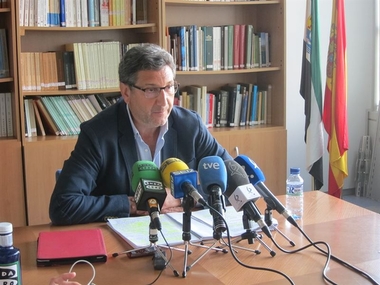 La Junta de Extremadura destaca la 'tendencia positiva' en abril pero con una bajada 'menor' que en 2015