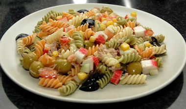 Salmón ácido a la plancha con ensalada de pasta con queso, mango y maíz