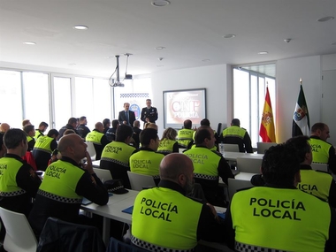 Cerca de 60 agentes participan en Badajoz en unas jornadas introductorias sobre terrorismo yihadista