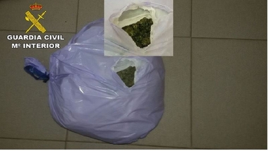 Dos detenidos cuando transportaban a la altura de Jaraicejo un kilo de cogollos de marihuana