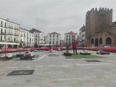 Más de 1.200 niños de Cáceres participarán en las actividades de seguridad vial que se celebran en la Plaza Mayor