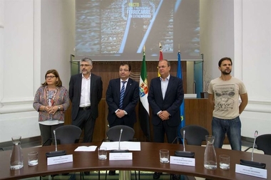 La Junta y los partidos firman un pacto por el ferrocarril que servirá de 'programa de gobierno' en esta materia