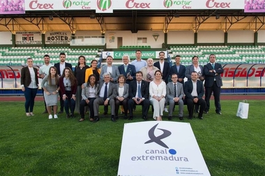 Fernández Vara asiste a la Fiesta del Fútbol de Canal Extremadura