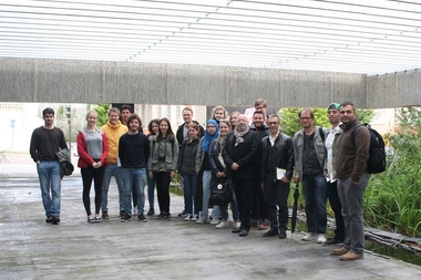 Estudiantes germanosuizos de arquitectura visitan la sede de Promedio en Badajoz para conocer su diseño y funcionalidad