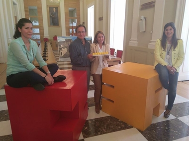 La Plaza Mayor de Cáceres lucirá siete grandes letras de hormigón de color amarillo con el nombre de la ciudad