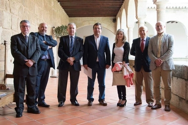 El presidente de la Junta recibe a la directiva de la plataforma empresarial de 'Las Méridas del Mundo'