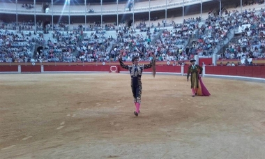 El alumno de la Escuela Taurina de Badajoz Antonio Medina logra dos orejas y un rabo en la Feria del Corpus de Granada