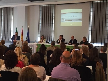 Un encuentro con padres y madres de alumnos aborda en Almendralejo la prevención del acoso escolar y la reválida de 6