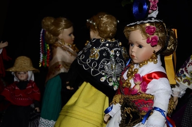 Una exposición en Badajoz presenta una treintena de muñecas ataviadas con la indumentaria 