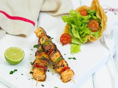 Brochetas de pollo con pimientos y ensalada tropical