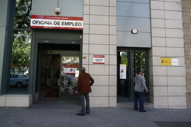 El gasto en prestaciones por desempleo baja un 10% en abril en España y la cobertura cae al 52,9%