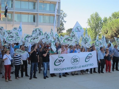 Uno 200 empleados públicos convocados por CSI-F exigen a la Junta la implantación de la jornada de 35 horas semanales