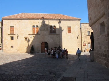 La Diputación de Cáceres celebra el Día de Portugal con una visita guiada en portugués a la ciudad monumental