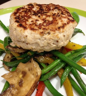 Hamburguesa de pavo con verduras veranito al wok