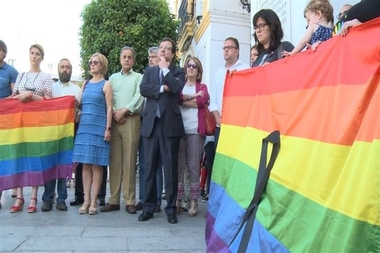 Fernández Vara participa en un minuto de silencio en Mérida para condenar el atentado de Orlando