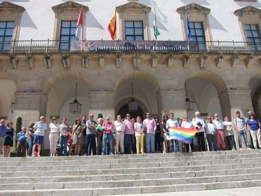 Cáceres muestra su rechazo a los atentados de Orlando (EEUU) con un minuto de silencio