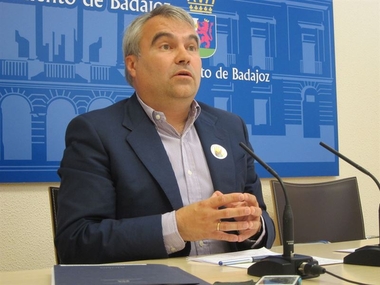 Fragoso se plantea cambiar los turnos de 24 horas de los bomberos de Badajoz y anuncia la creación de nuevas plazas