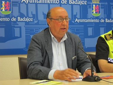El equipo de gobierno local y los bomberos de Badajoz firman una 