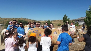 Niños autistas de Plasencia participan en una jornada de terapia asistida con caballos y perros