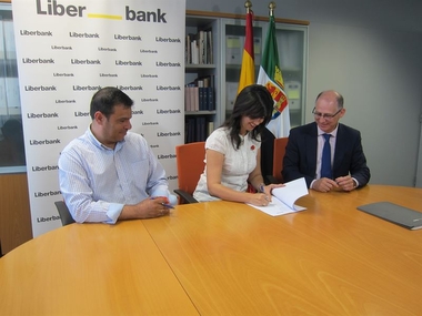 La Junta de Extremadura y Liberbank firman un convenio para promover actividades con motivo del Año Guadalupense