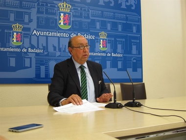 El Ayuntamiento de Badajoz destina más de 205.000 euros a actuaciones en el acerado o en los jardines en los poblados