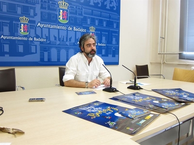 El programa 'Vive la noche en Badajoz' incorpora como novedades paseos en dromedario, surf o una ruta por Monfragüe