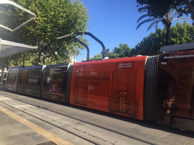 El tranvía de Sevilla paseará la imagen del Festival de Mérida   