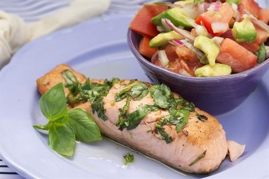 Salmón con vinagreta de tomate sobre berenjena asada cremosa cero