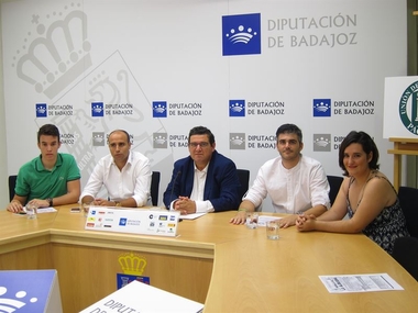 Un total de 24 equipos disputan en La Albuera (Badajoz) el II Torneo cubierto de balonmano playa