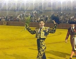 Antonio Medina, de la Escuela Taurina de la Diputación, corta una oreja en La Maestranza de Sevilla