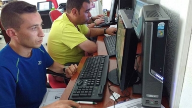 Usuarios de Aprosuba-14 en Olivenza (Badajoz) realizan talleres de informática e inserción para aprender a buscar empleo
