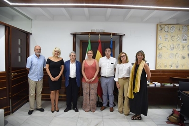 La presidenta de la Asamblea recibe el informe ejecutivo de la comisión de expertos sobre financiación autonómica